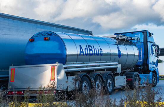 Ein AdBlue Tanker auf einem Parkplatz, Deutschland, 12.10.2021, Kittlitz