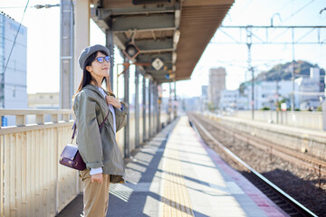 Obraz premium 一人旅を楽しむ日本人の女性
