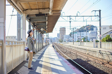 一人旅を楽しむ日本人の女性