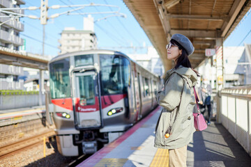 一人旅を楽しむ日本人の女性