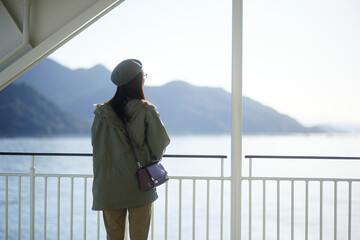 一人旅を楽しむ日本人の女性