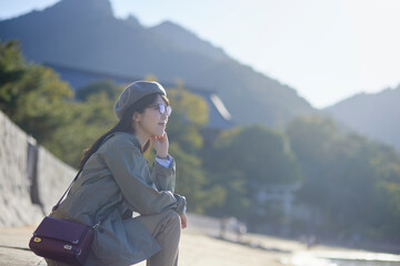 一人旅を楽しむ日本人の女性
