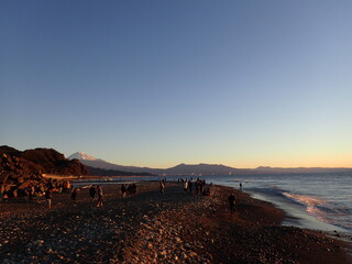 富士山と「初日の出」を待つ人々