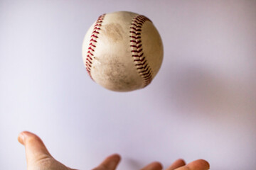 手の上に浮かぶ野球ボール（硬球）