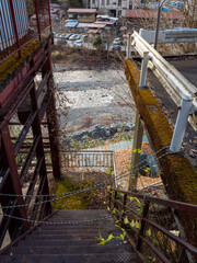 山間の集落と川の流れ　山梨県丹波山村