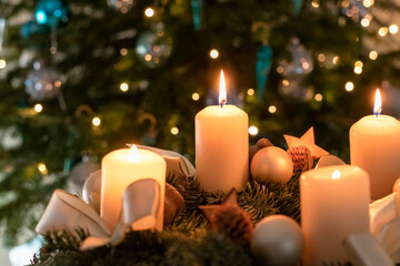 Adventkranz am 4. Adventsonntag mit Weihnachtsbaum