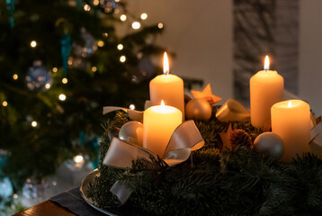 Adventkranz am 4. Adventsonntag mit Weihnachtsbaum