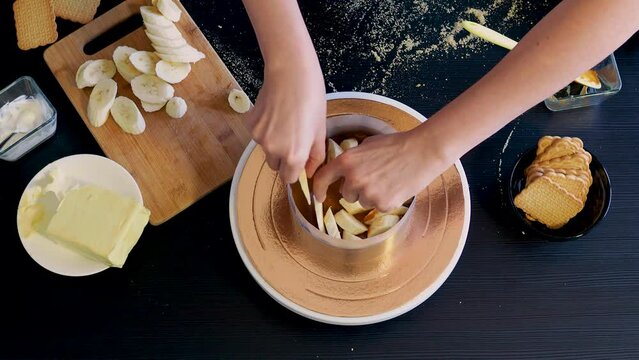 Banoffi cake, the cooking process. Cake without baking on shortbread dough. Banoffi, a cake with bananas, caramel and cream