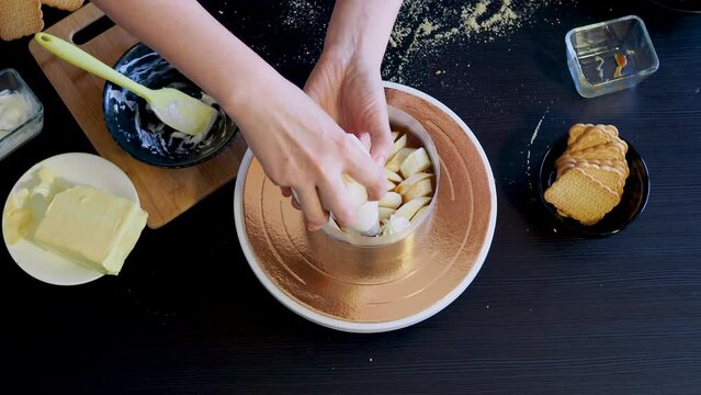 Banoffi cake, the cooking process. Cake without baking on shortbread dough. Banoffi, a cake with bananas, caramel and cream