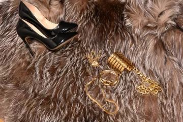 Foto op Canvas ハイヒールと毛皮　フェティッシュなイメージ　high heels and accessories on a fur © kesuku