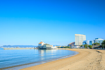 Obraz premium 秋の福岡市の街並み 百道浜 福岡県福岡市 Fukuoka city streets in autumn. Momochi Beach. Fukuoka Prefecture, Fukuoka City.
