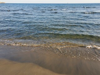 Mer méditerranée calme avec petites vagues