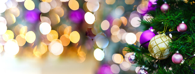 Obraz na płótnie Canvas クリスマス の 飾付け の クリスマスツリー と イルミネーション 【 年末 の イメージ 】