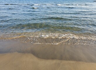 Mer méditerranée calme avec petites vagues