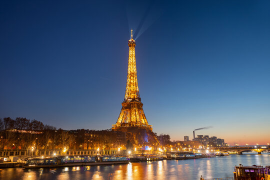 La Tour Eiffel de nuit au bord de la Seine , Paris