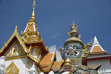 Tempel und Statue an buddhistischen Tempel