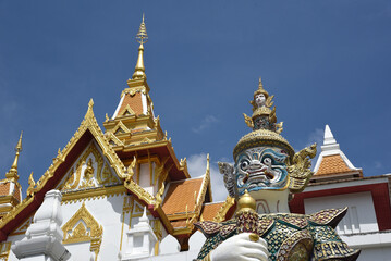 Fototapeta premium Tempel und Statue an buddhistischen Tempel