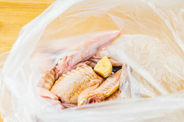 味付けする手羽先 © kikisora