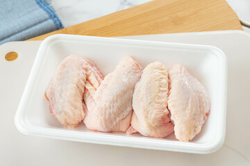 食品トレーに入った手羽先