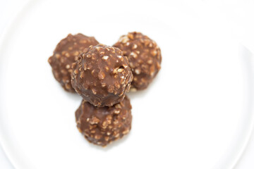 Bombones con forma de bolitas de chocolate con frutos secos