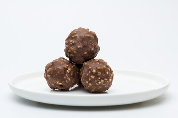 Bombones con forma de bolitas de chocolate con frutos secos