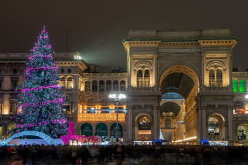 Naklejka premium Illuminated christmas tree at the entrance to the vittorio emanuele gallery in milan