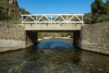 Pequeño puente sobre el Río Serpis