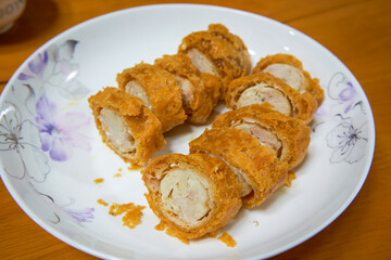 A crispy and delicious Chinese New Year dish, net oil waist roll