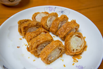 A crispy and delicious Chinese New Year dish, net oil waist roll