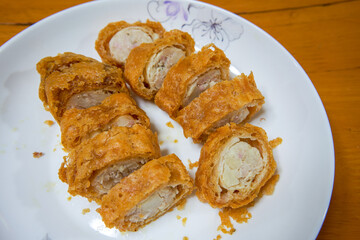 A crispy and delicious Chinese New Year dish, net oil waist roll