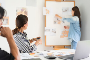 Obraz premium Construction design concept, Female architect is explaining house plan and project to colleague