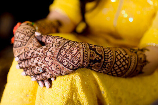 henna on hands