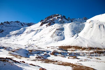 Fotobehang Beautiful landscape of winter snow mountains. © Slepitssskaya