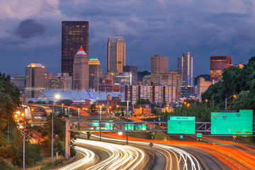 Fototapeta na wymiar Pittsburgh, Pennsylvania, USA Downtown City Skyline Over Highways