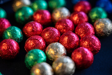 Chocolates de natal em várias cores. Close up