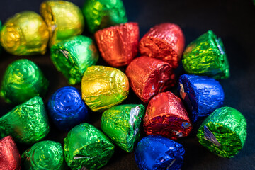 Chocolates de natal em várias cores. Close up