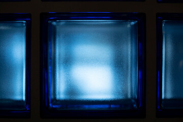 Licht scheint durch einen blauen Glasbaustein