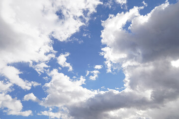 Naklejka na ściany i meble 冬の爽やかな青空と白い雲