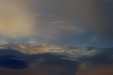 Obraz premium Summer evening sky in the picturesque clouds, lit by the rays of the setting sun.