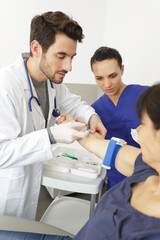 Obraz premium junior doctor watching blood pressure check on patient