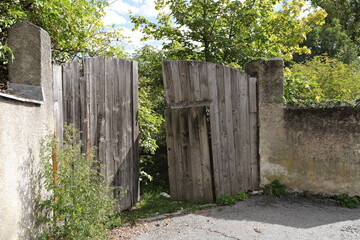 Naklejka premium an old wooden gate as a background
