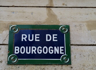 Obraz premium Rue de Bourgogne. Plaque de nom de rue. Paris.