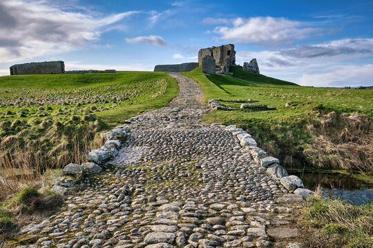 Duffus Castle is situated on the Laich of Moray, a fertile plain that was once the swampy foreshore of Spynie Loch. 