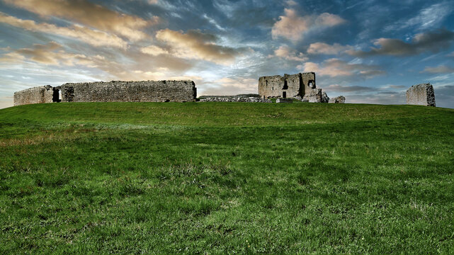 Duffus Castle is situated on the Laich of Moray, a fertile plain that was once the swampy foreshore of Spynie Loch. 