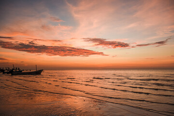 Atardecer rosa en el mar 
