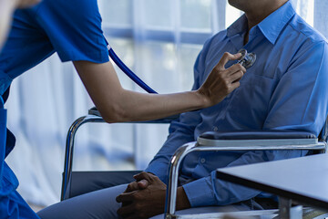 Obraz premium Female doctor measuring heart rate of male patient at hospital at medical office