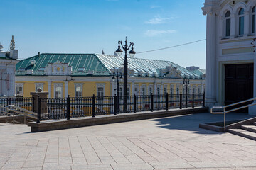 Obraz premium big city architecture on a warm autumn day. bright sunny day