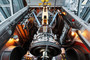 Installation of a gas turbine engine in a module for generating electricity
