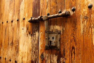Cerrojo en puerta antigua de madera.