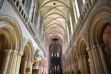 Nef gothique de la cathédrale de Bayeux. France